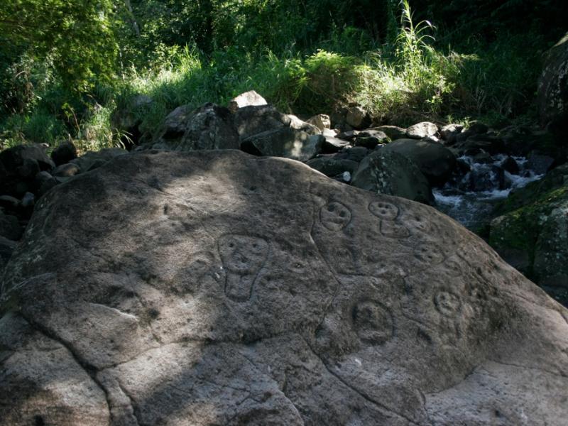 Les roches gravées de Montravail archeographe